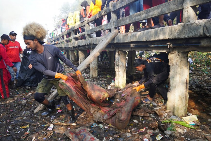 Aksi Bersih Pantai Kembai Digelar Warga Bandar Lampung Kali ini di Pantai Pulau Pasaran