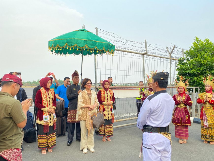 Rektor UGM Disambut Secara Adat oleh Masyarakat Adat Lampung