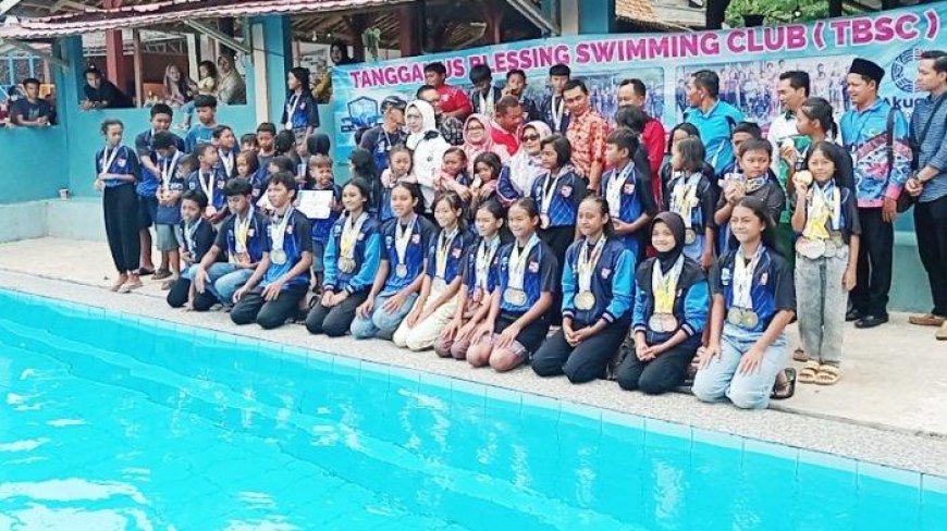 Ketua TP PKK Tanggamus Serahkan 100 Medali Atlet Renang TBSC