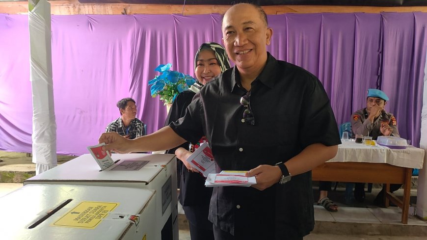 Penjabat Bupati Tanggamus dan Istri Memberikan Hak Pilih di TPS 023 Kelurahan Kuripan Kotaagung