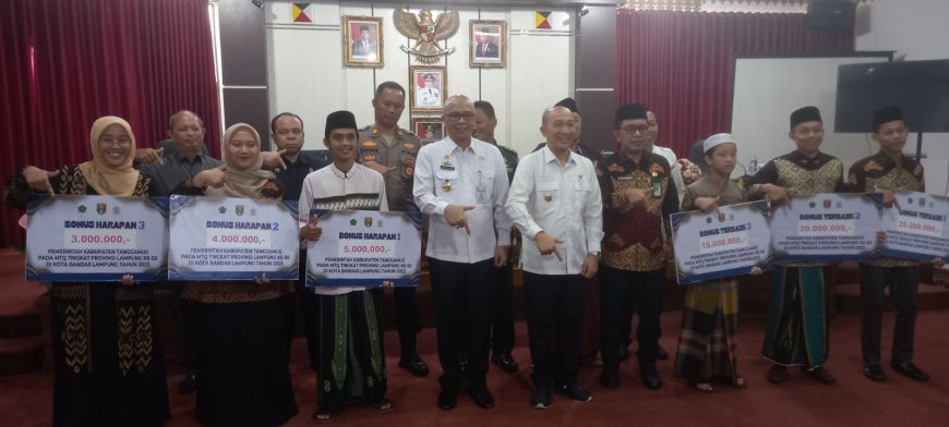 Pj Bupati Tanggamus Serahkan Bonus Kepada Kafilah dan Official MTQ