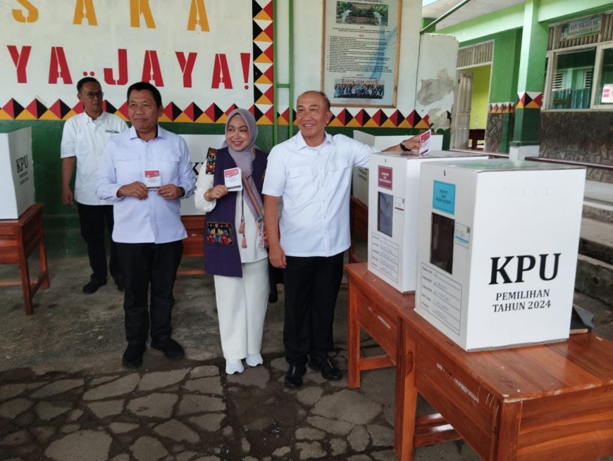 Pj. Bupati Tanggamus Mulyadi Irsan Mencoblos di TPS 12 Kuripan pada Pilkada Serentak 2024