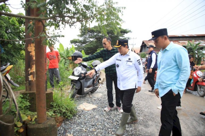 Tinjau Jalan Rusak di Gandus, Pj Gubernur Sumsel Minta Truk Angkutan Barang Kurangi Beban
