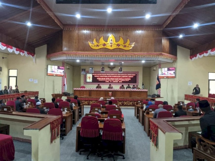 DPRD Lampung Barat Terima Dokumen Pengesahan Pasangan Terpilih Bupati dan Wakil Bupati 2025-2030